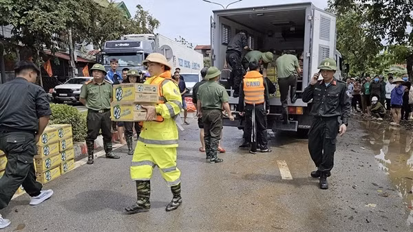 Công an Lạng Sơn trắng đêm ứng cứu người dân vùng úng ngập