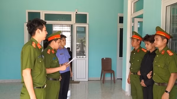 Dùng video nhạy cảm để tống tiền người yêu cũ