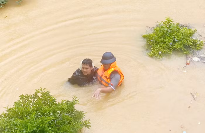 Toàn lực lượng Công an tỉnh Lào Cai dồn sức giúp đỡ nhân dân khắc phục hậu quả, tìm kiếm người mất tích -1