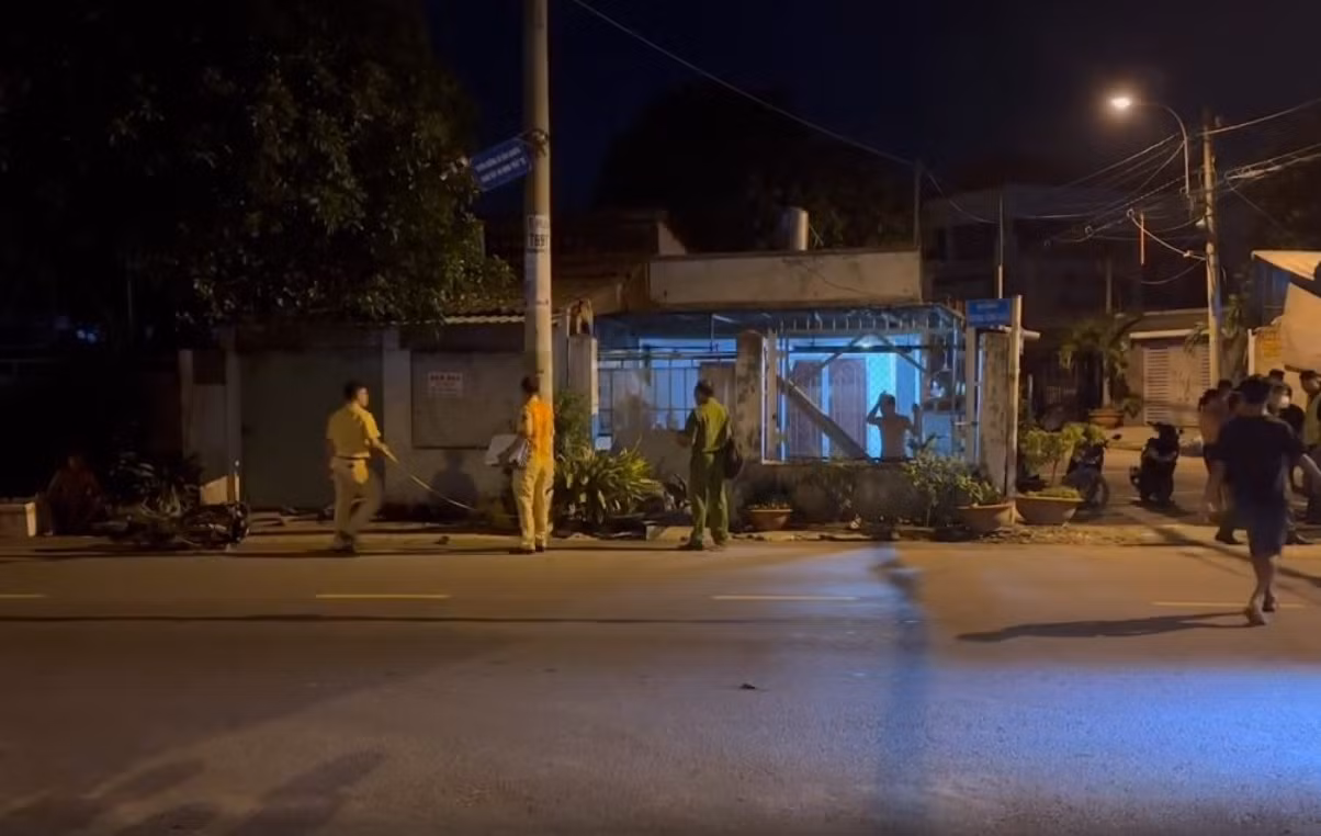 2 xe máy đối đầu, nạn nhân 19 tuổi văng vào nhà dân tử vong -0