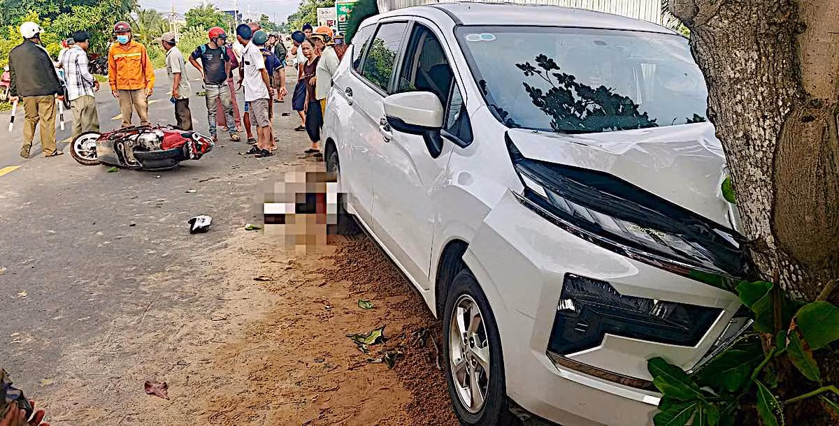 Ôtô lao vào gốc cây sau va chạm với xe máy, 1 người tử vong -0