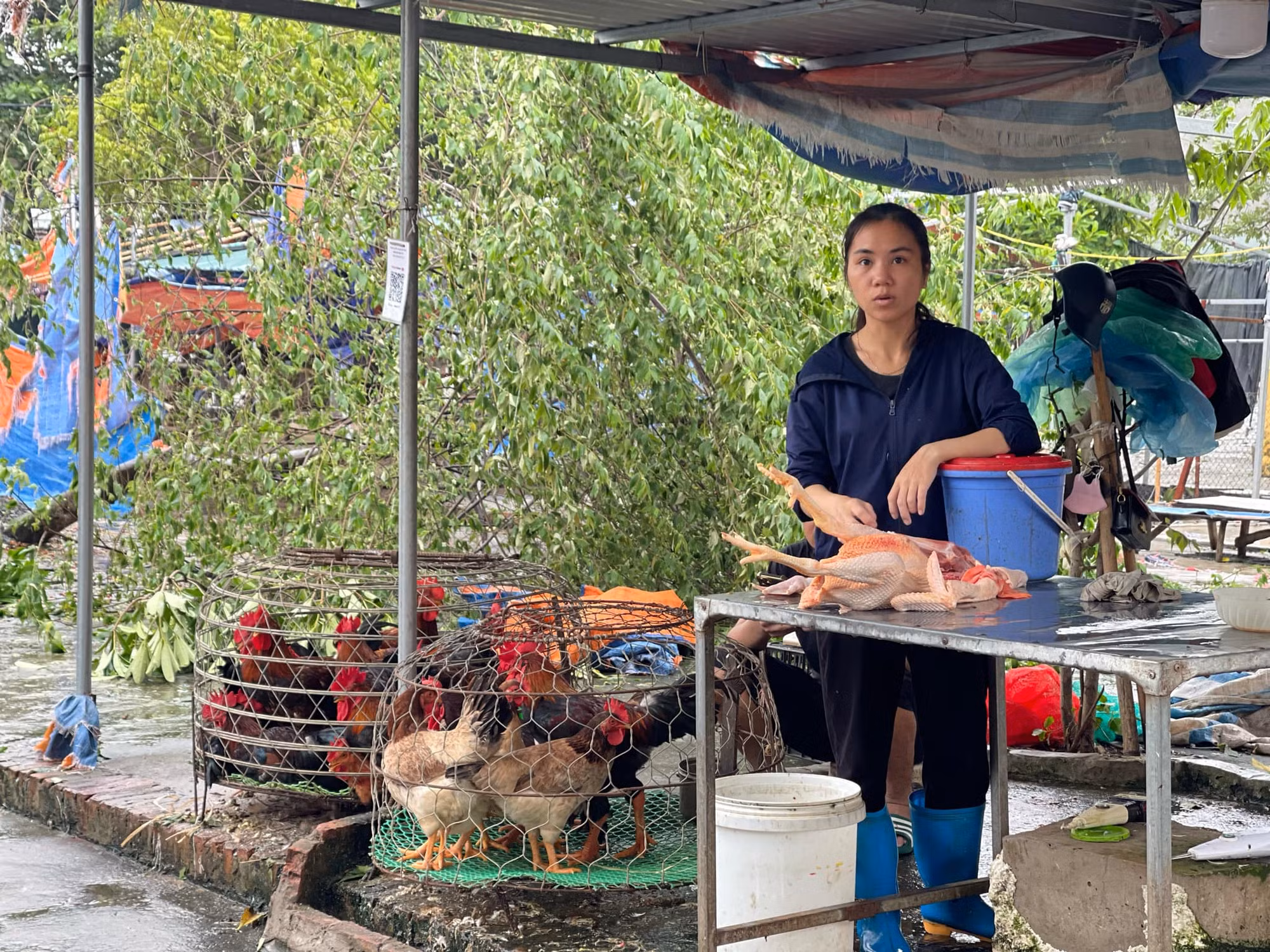 Sáng 8-9: Giá rau xanh đắt gấp đôi ngày thường, cung ứng hàng hóa thiết yếu có nơi bị ảnh hưởng -2
