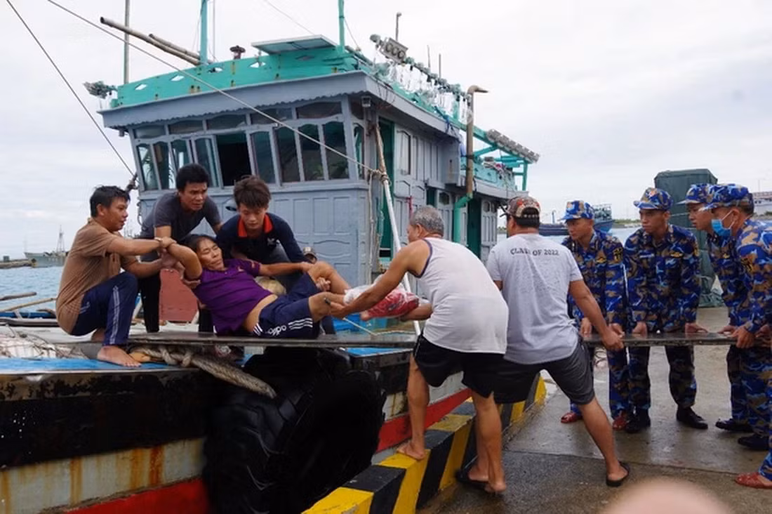 Trung tâm Y tế Trường Sa cấp cứu ngư dân Bình Định tai nạn lao động gần đứt lìa chân phải -0