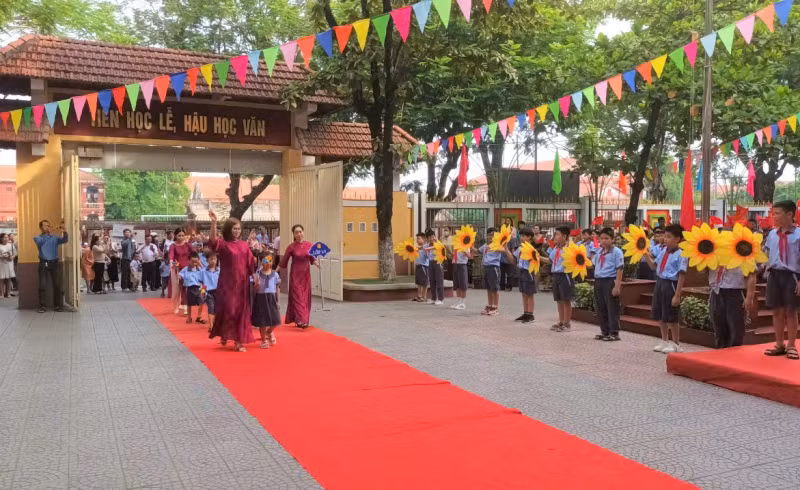 Học sinh cả nước khai giảng năm học mới trong không khí sôi nổi -0