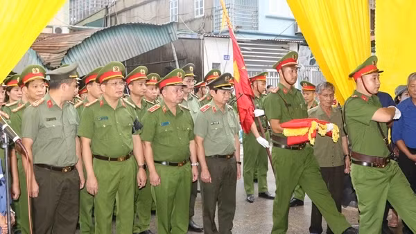 Nghẹn ngào tiễn đưa Trung tá Trần Quốc Hoàng về nơi an nghỉ cuối cùng