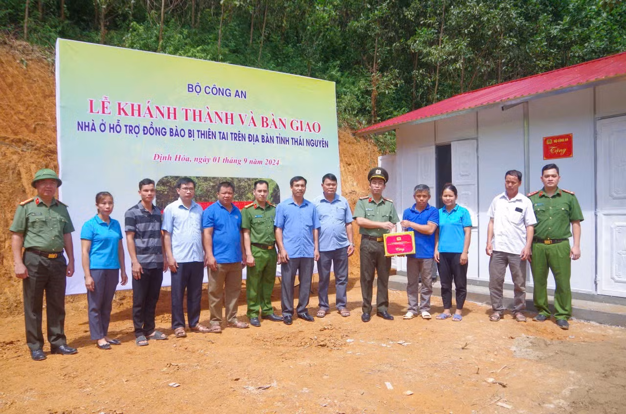 Xúc động nhận nhà mới, người dân Thái Nguyên viết thư cảm ơn Bộ trưởng Bộ Công an -0