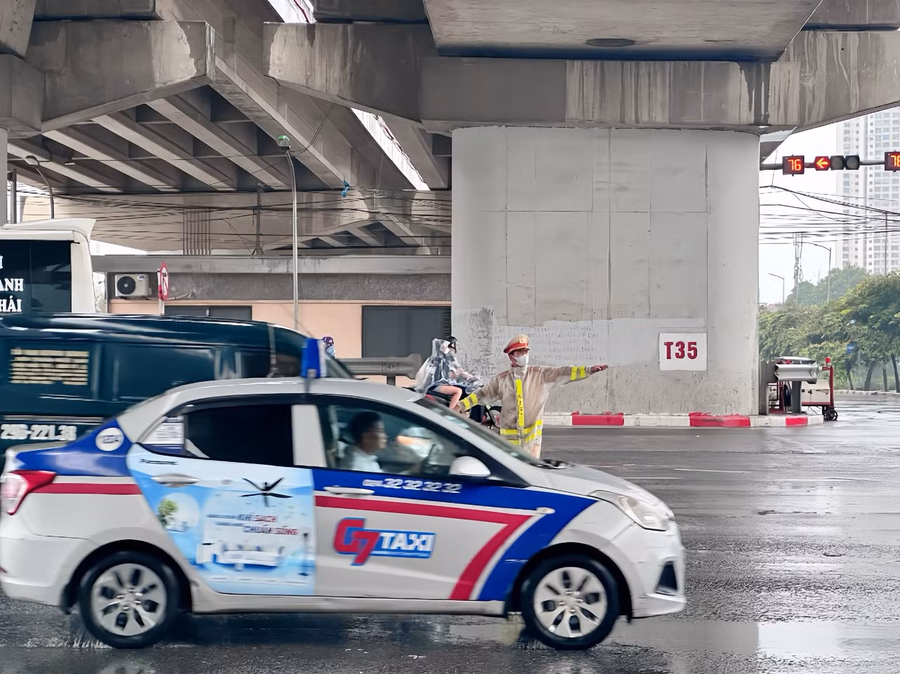 CSGT Thủ đô chủ động ứng trực trong mưa bão bảo đảm an toàn cho người dân -0