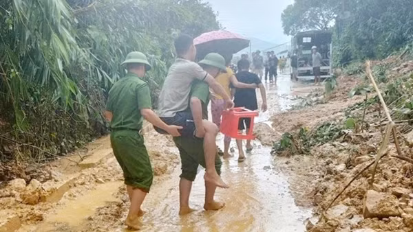 Công an xã kịp thời đưa 2 người dân vùng lũ đi cấp cứu