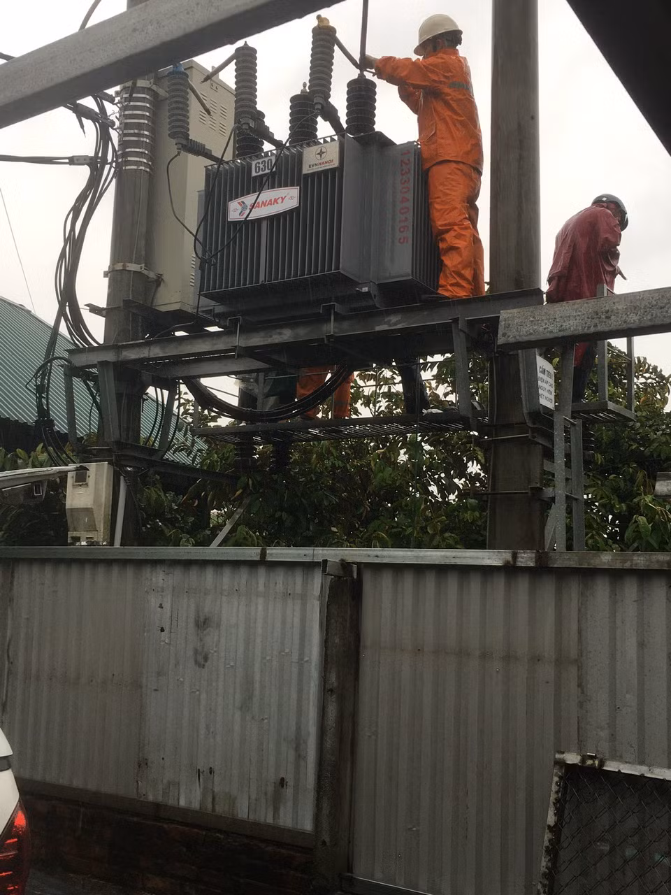 Cây đổ, nhiều khu vực tại Hà Nội mất điện -2