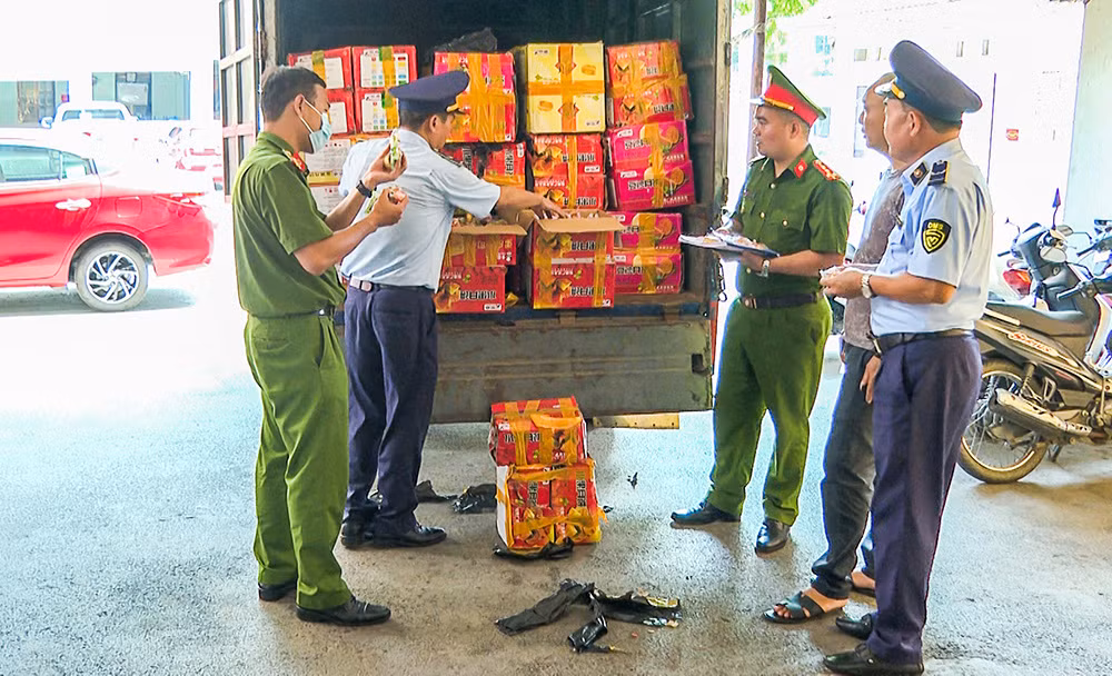 Kiểm tra xe ô tô phát hiện 12.000 bánh trung thu không rõ nguồn gốc -1