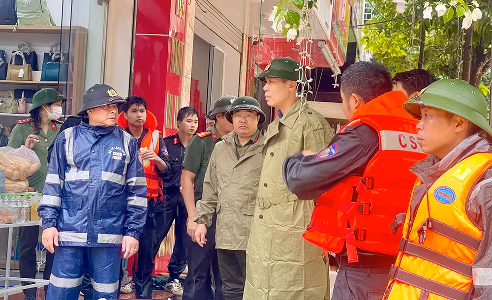 Công an tỉnh Lào Cai tiếp tục khẩn trương đưa dân ra khỏi vùng lũ, cứu người bị nạn -0