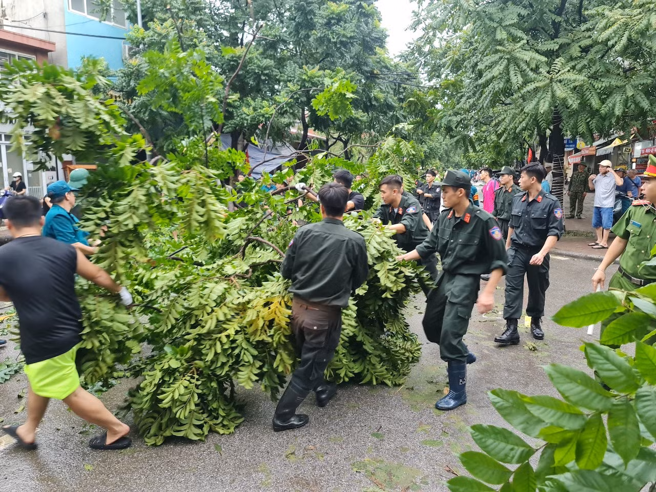 Cảnh sát cơ động trắng đêm sơ tán dân, chung tay khắc phục hậu quả sau bão -1