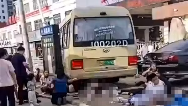 Xe bus chở học sinh lao vào đám đông ở cổng trường học, 11 người tử vong