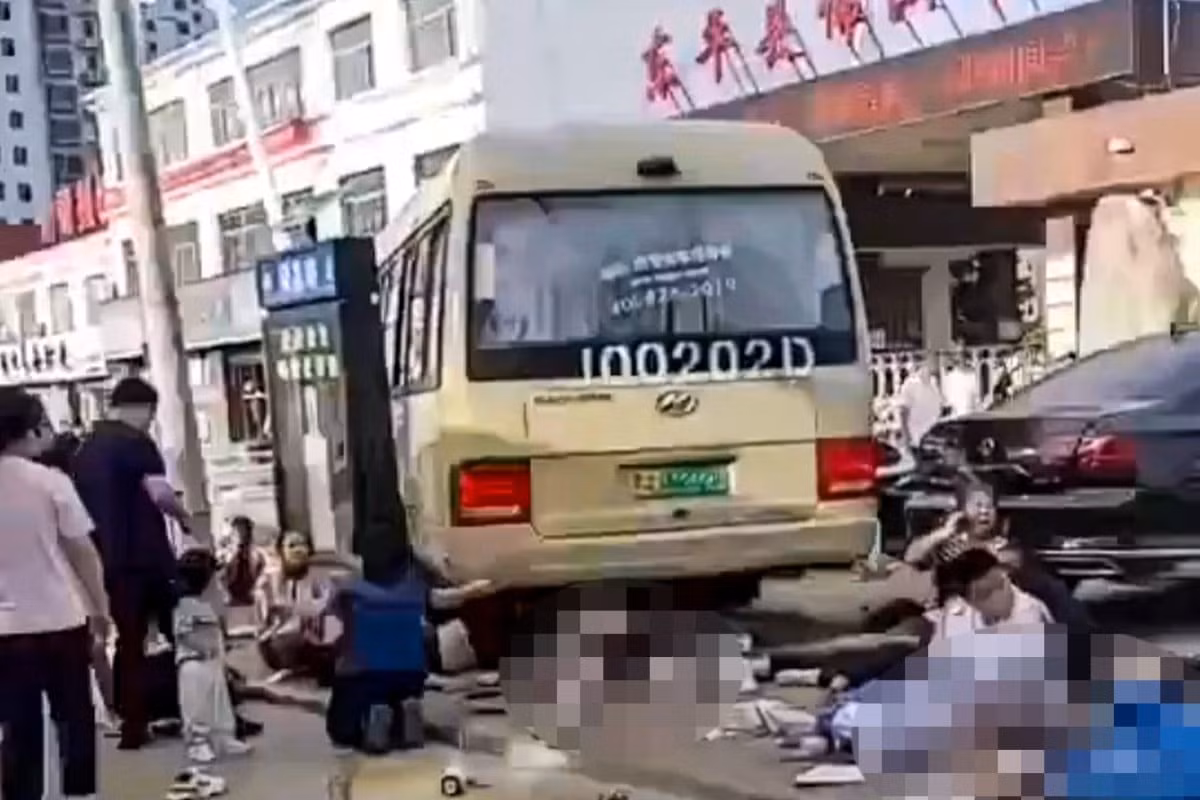 Xe bus chở học sinh lao vào đám đông ở cổng trường Trung Quốc, 11 người thiệt mạng -0