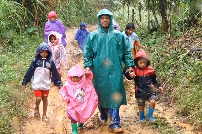 Bổ sung kịp thời sách giáo khoa cho địa phương bị thiệt hại do mưa bão -0
