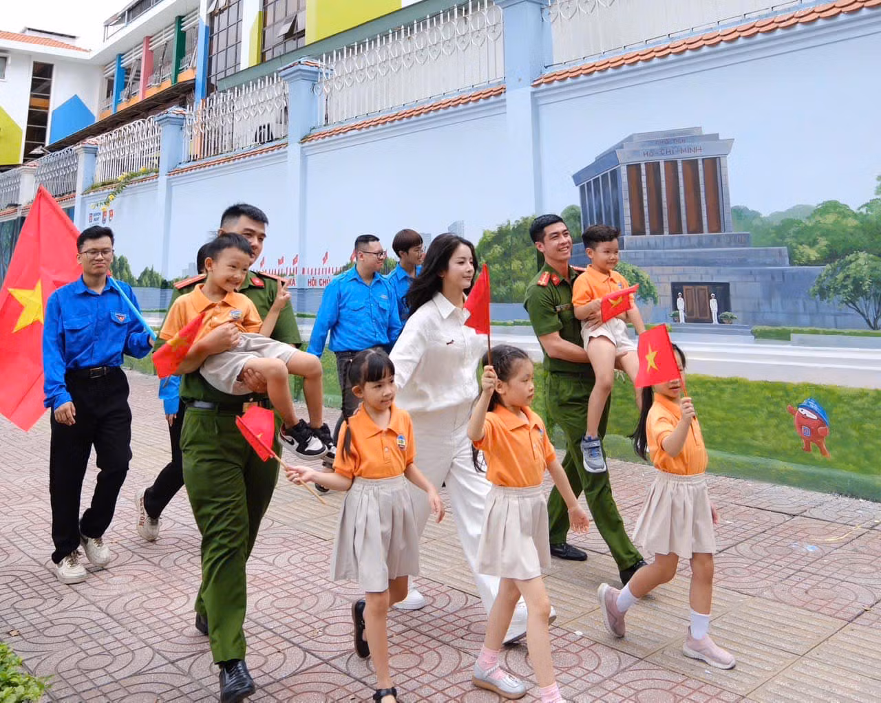 Ngắm Quảng trường Ba Đình giữa lòng TP Hồ Chí Minh -0