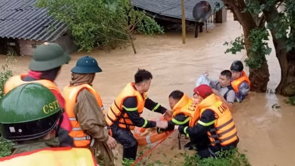 Hơn 100.000 lượt CBCS Công an dầm mình trong mưa gió, sát cánh cùng người dân vượt qua cơn bão số 3