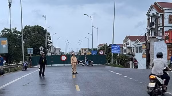 Sau sự cố sập cầu Phong Châu, cấm các phương tiện qua cầu Tứ Mỹ, Trung Hà