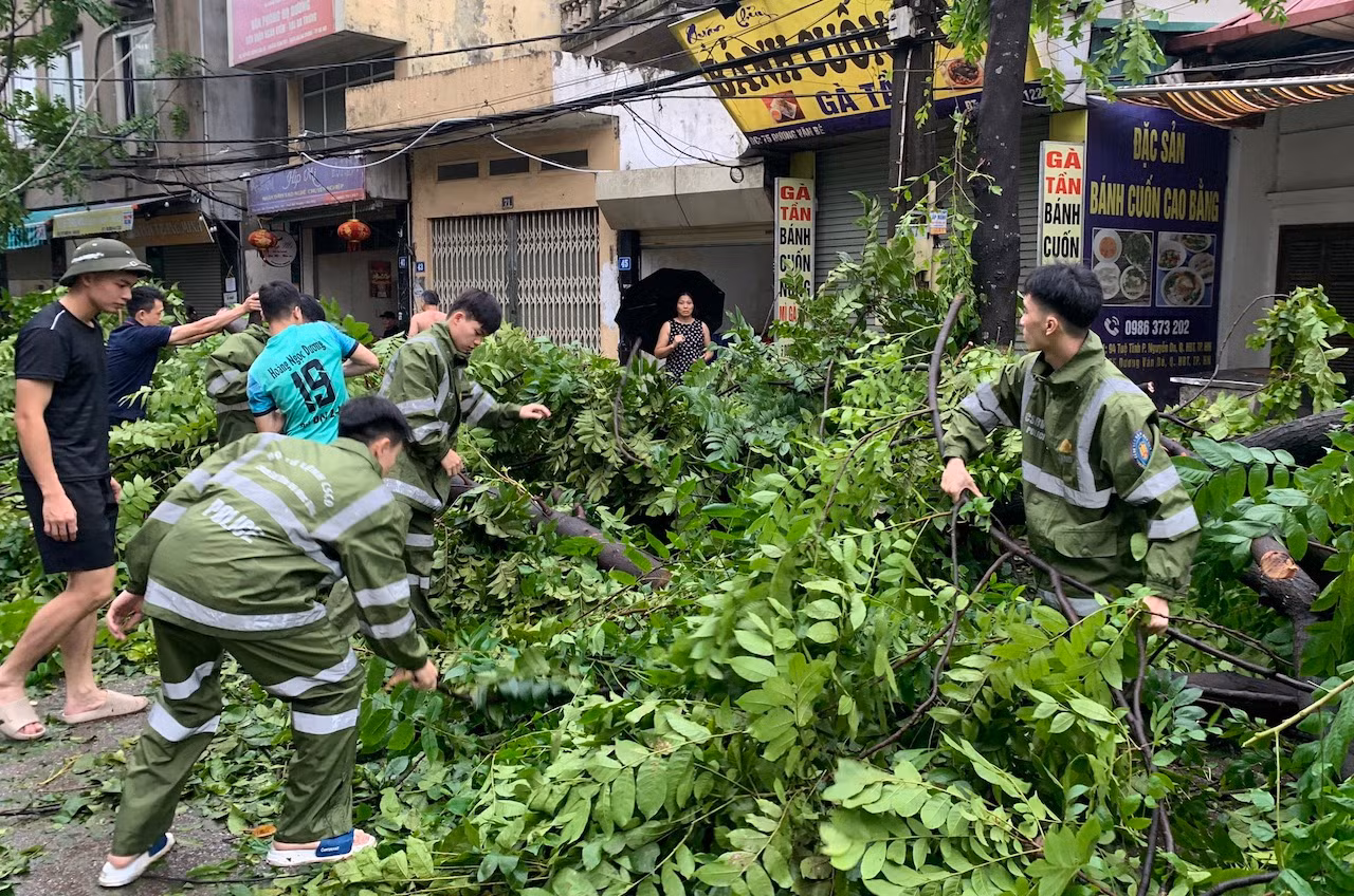 Hơn 100.000 lượt CBCS Công an dầm mình trong mưa bão, tạo điểm tựa vững chãi cho người dân -0