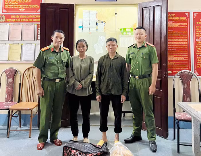 Hỗ trợ người dân trở về nhà an toàn trong đêm mưa bão -0