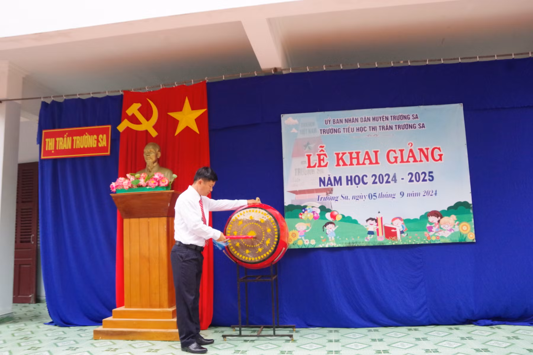 Huyện đảo Trường Sa rộn ràng khai giảng năm học mới -0