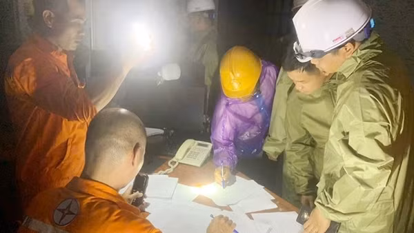 Nhân viên EVNNPC xuyên đêm khắc phục sự cố điện do bão Yagi