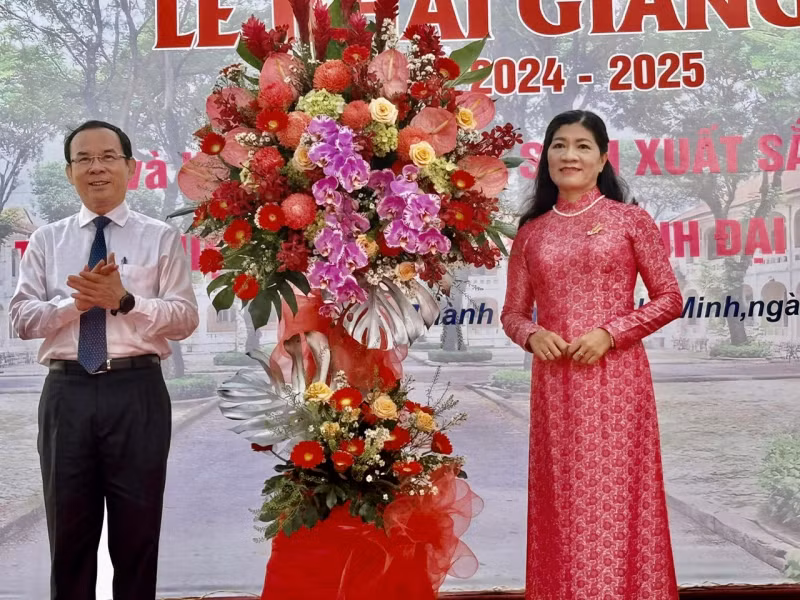Học sinh cả nước khai giảng năm học mới trong không khí sôi nổi -0