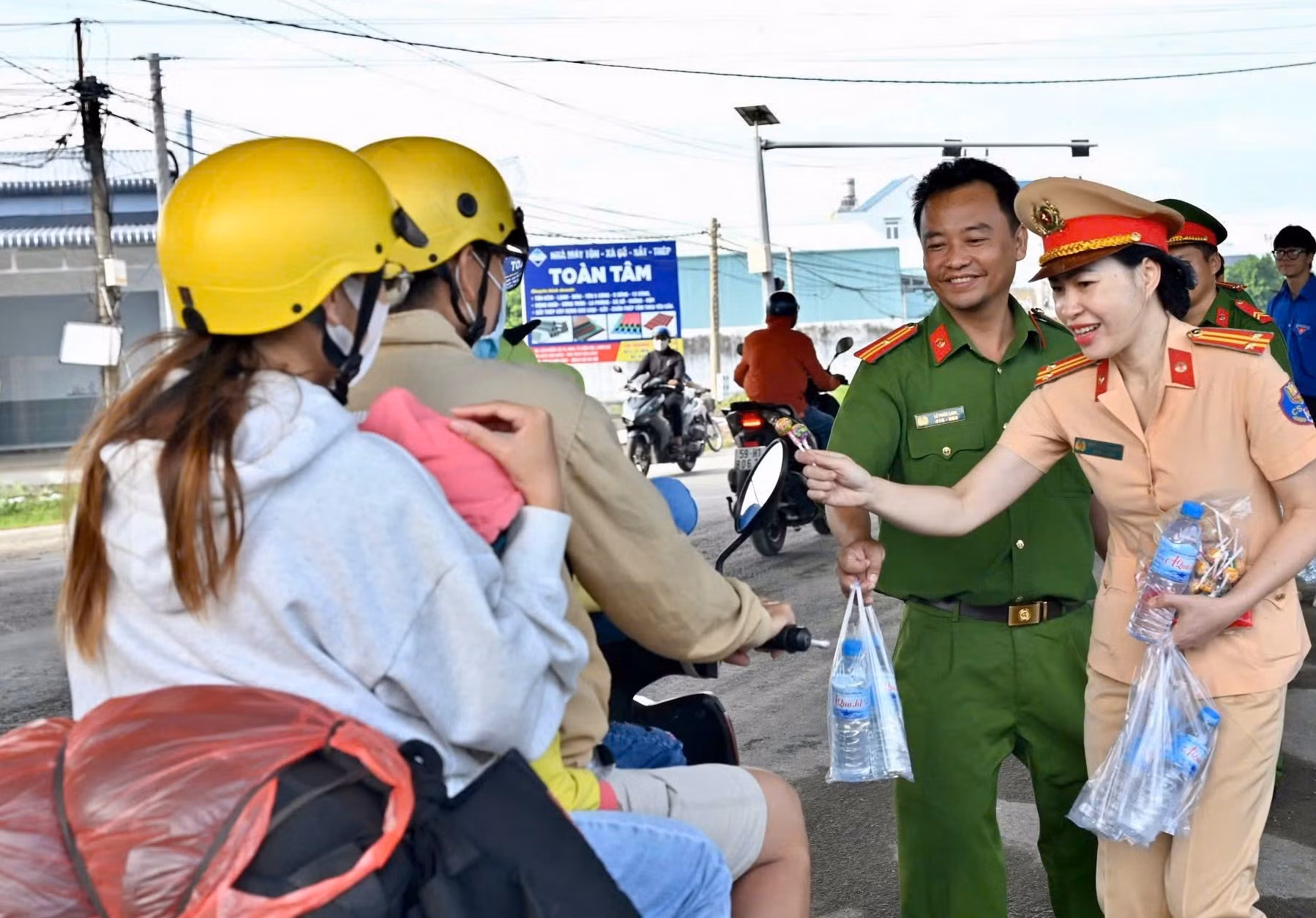 Trẻ em thích thú xua tan mệt mỏi khi nhận chai nước mát lạnh, viên kẹo ngọt ngào -0