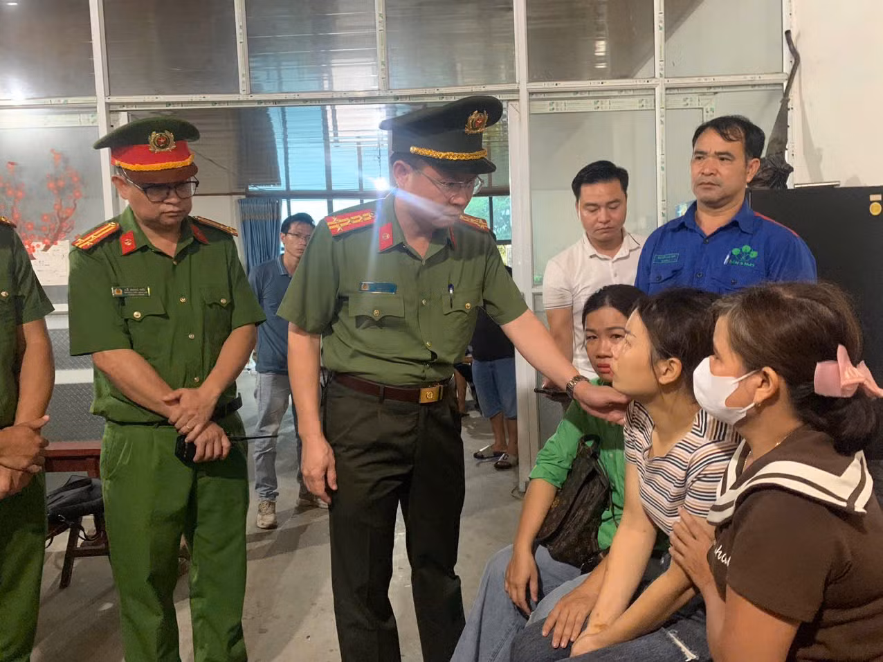 Nhói đau những tiếng khóc xé lòng tìm kiếm các nạn nhân vụ sập cầu Phong Châu -0