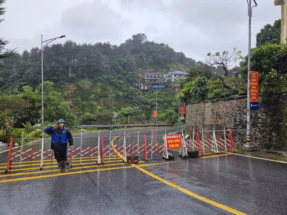 Công an Vĩnh Phúc hỗ trợ người dân gặt lúa, vận động người dân đến nơi tránh bão an toàn -0