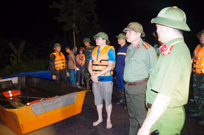 Công an tỉnh Thái Nguyên tổ chức cứu hộ trong đêm -0