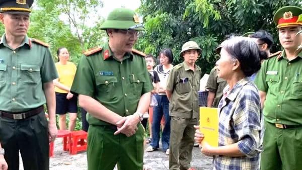 Công an Hà Nam hỗ trợ ngưởi dân dọn dẹp, sửa sang nhà cửa sau bão số 3
