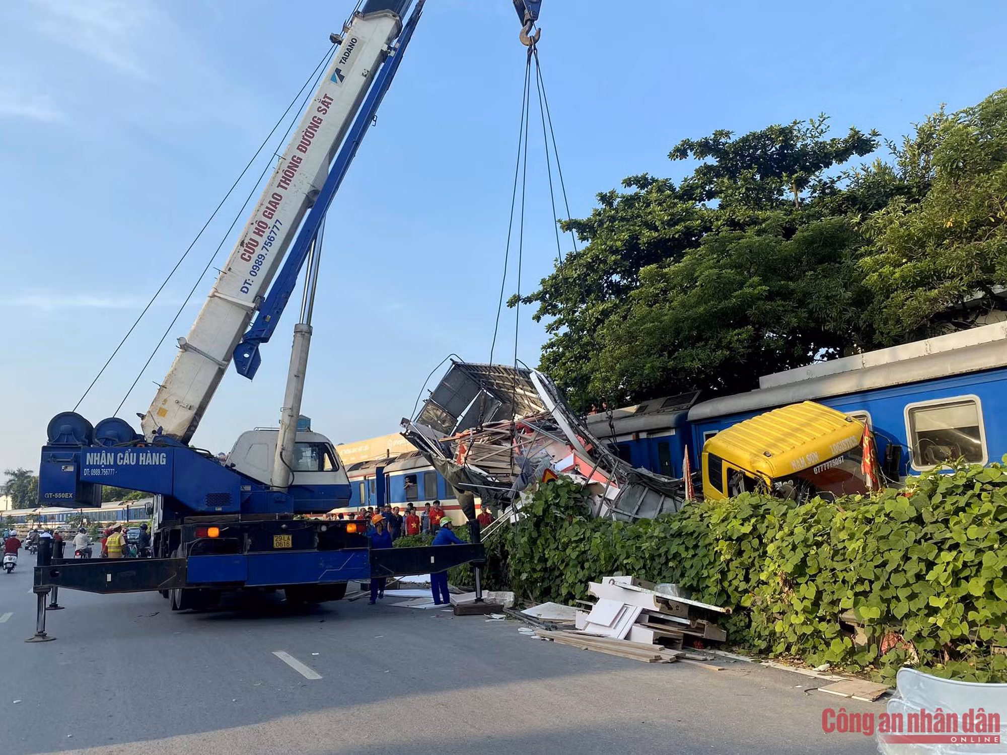 Xe tải "te tua" sau va chạm với tàu hỏa ở Hà Nội ảnh 1 456696721_984269493452997_2056493493983377607_n.jpg -0