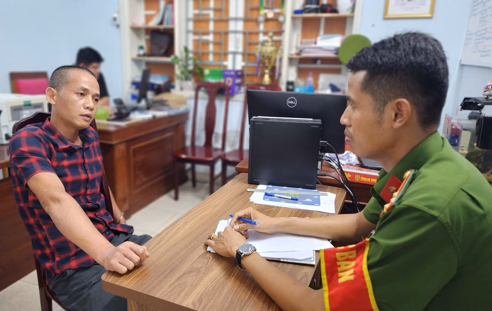Mâu thuẫn ngoài chợ, mang dao đến nhà “đối thủ” giết người -0