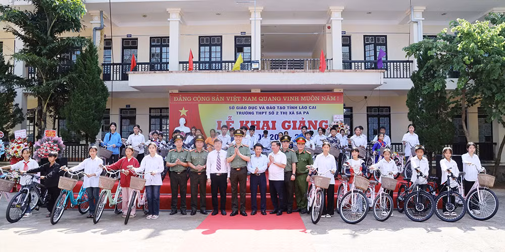 Công an tỉnh Lào Cai tặng xe đạp cho học sinh có hoàn cảnh khó khăn -0