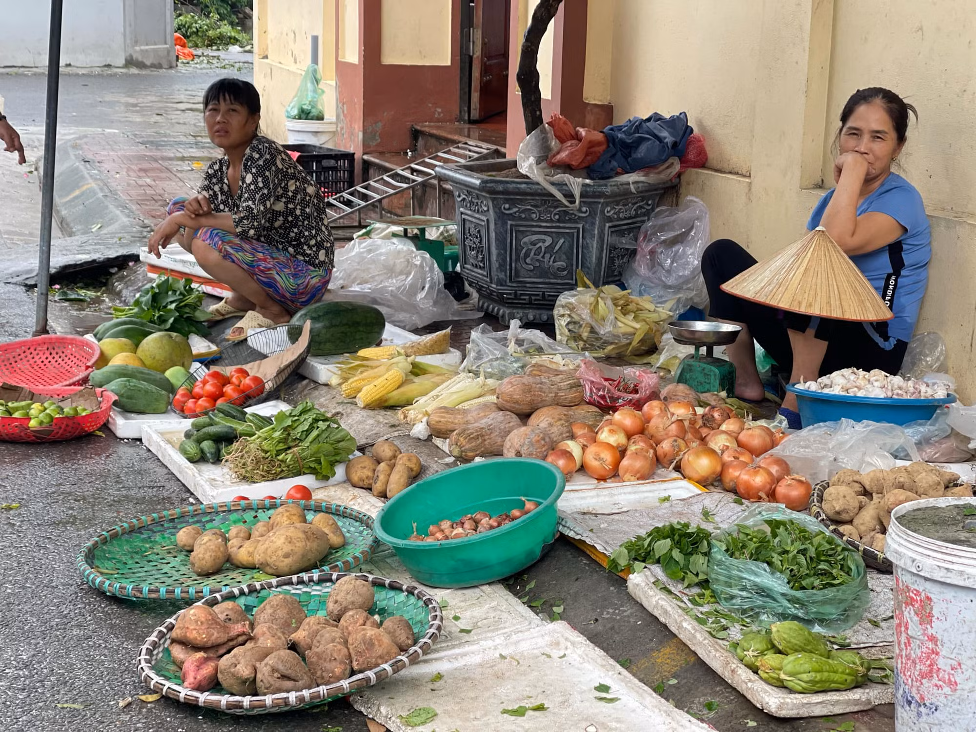 Sáng 8-9: Giá rau xanh đắt gấp đôi ngày thường, cung ứng hàng hóa thiết yếu có nơi bị ảnh hưởng -0