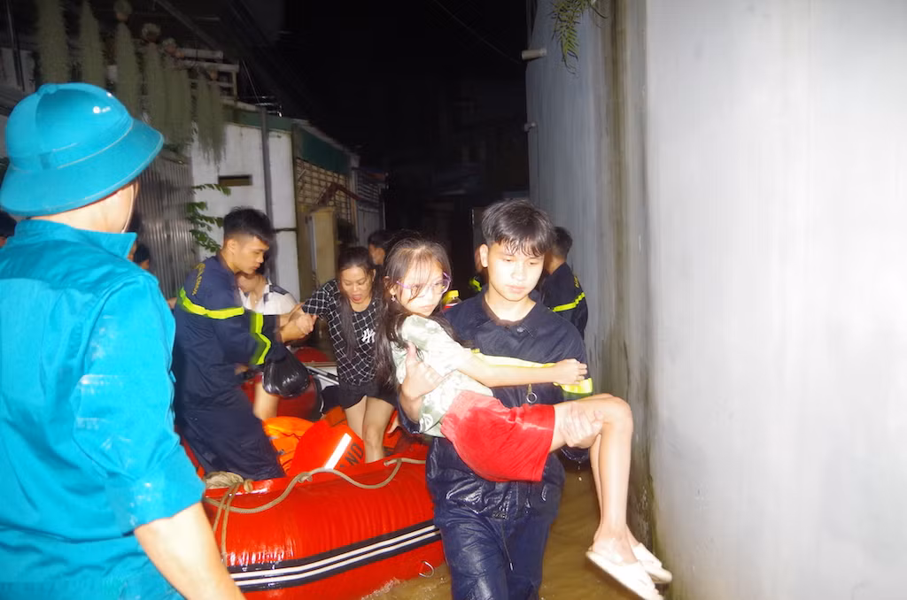 Công an Thái Nguyên hỗ trợ trẻ sơ sinh, người già yếu khỏi 