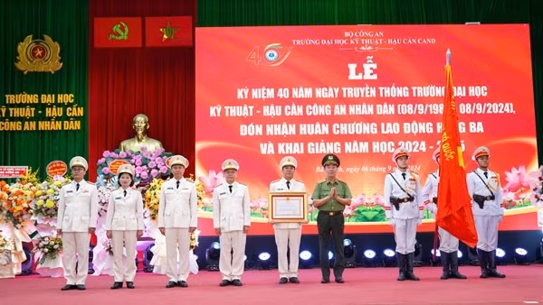 Trường Đại học Kỹ thuật-Hậu cần CAND đón nhận Huân chương Lao động hạng Ba