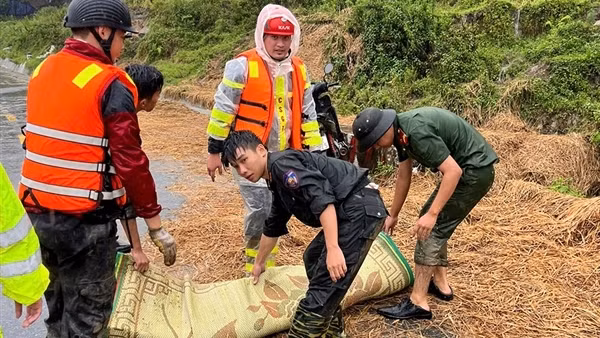 Công an tỉnh Lào Cai tìm kiếm cứu nạn sau lũ quét, tiếp tế lương thực cho người dân