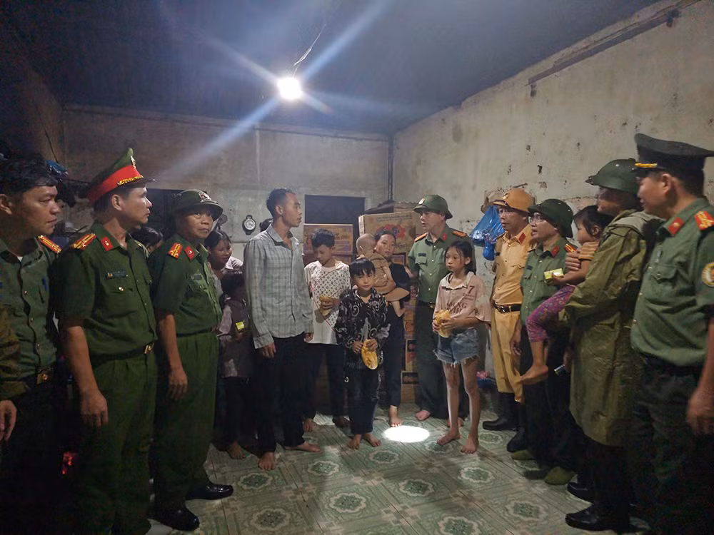 Công an tỉnh Lào Cai tìm kiếm cứu nạn sau lũ quét, tiếp tế lương thực cho người dân -0