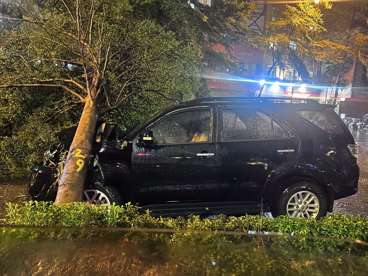 Cảnh sát giao thông cứu kịp thời 1 lái xe bị cây đổ trên Đường Láng -0