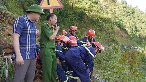 Đưa thi thể một nạn nhân nữ tử vong dưới vực sâu lên