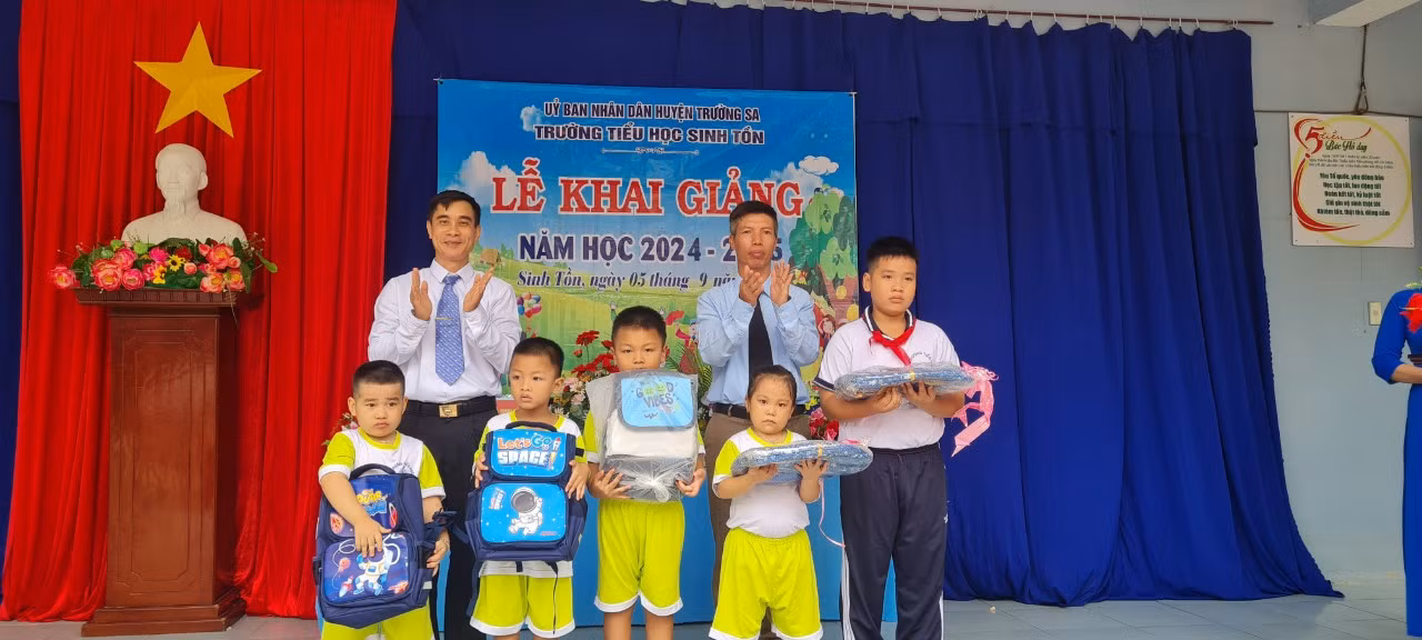 Huyện đảo Trường Sa rộn ràng khai giảng năm học mới -0