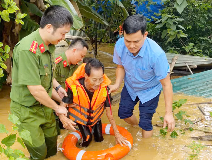 Công An tỉnh Tuyên Quang huy động tối đa lực lượng hỗ trợ người dân -0
