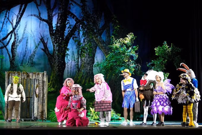 sân-kh%3fu-d%3fy-màu-s%3fc-trong-v%3f-nh%3fc-k%3fch-broadway-shrek-on-national-tour.jpeg -0
