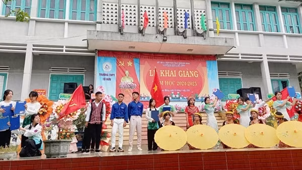 Gian nan đường đến trường của học sinh vùng cao Nam Giang