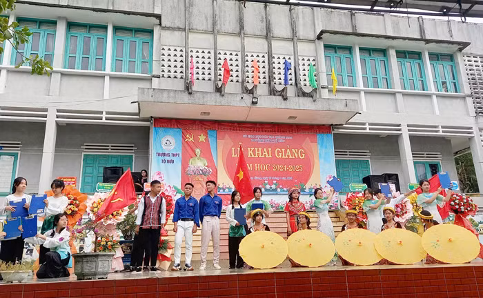 Gian nan đường đến trường của học sinh vùng cao Nam Giang -0