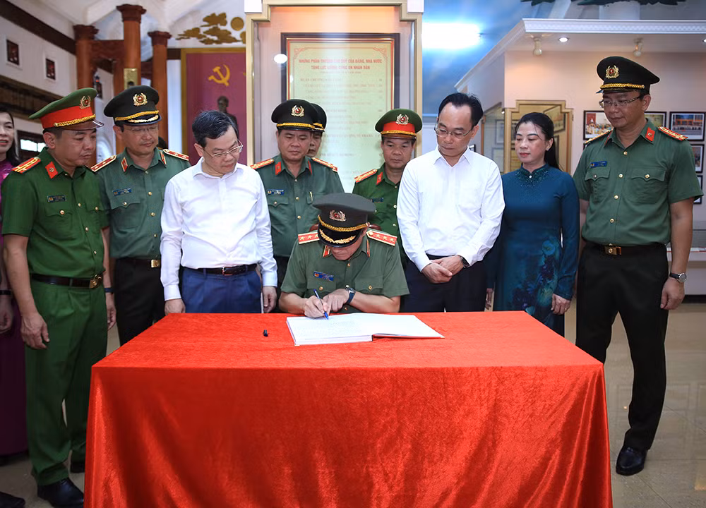 Đoàn công tác của Bộ Công an về nguồn tại Nha Công an Trung ương -1
