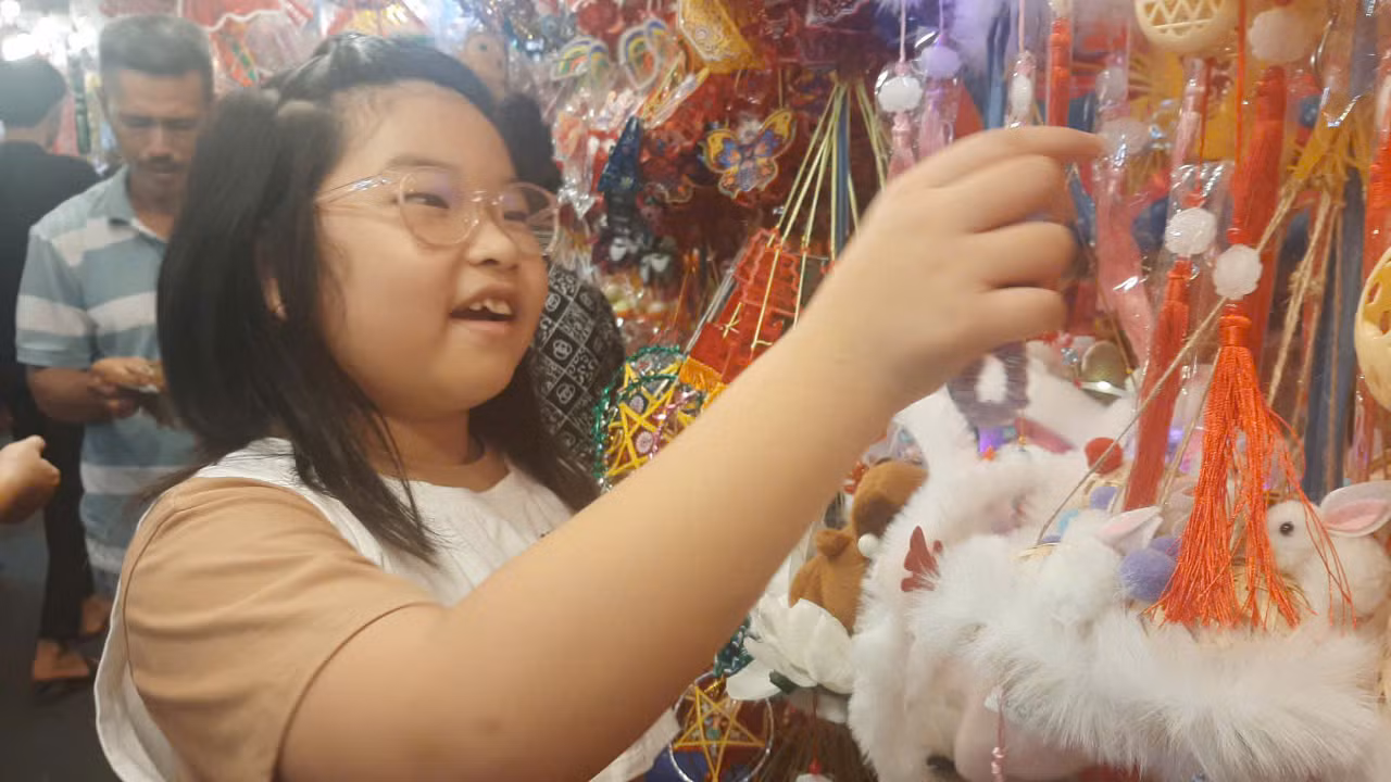 Nhộn nhịp khách tham quan lên Phố lồng đèn Lương Nhữ Học đón Trung thu -8