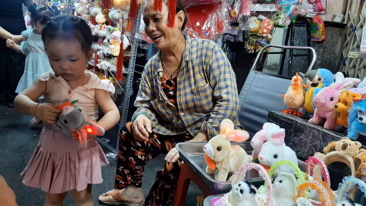 Nhộn nhịp khách tham quan lên Phố lồng đèn Lương Nhữ Học đón Trung thu -0